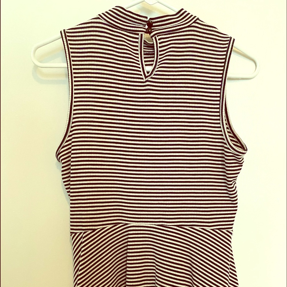 Sleeveless high collar blouse.